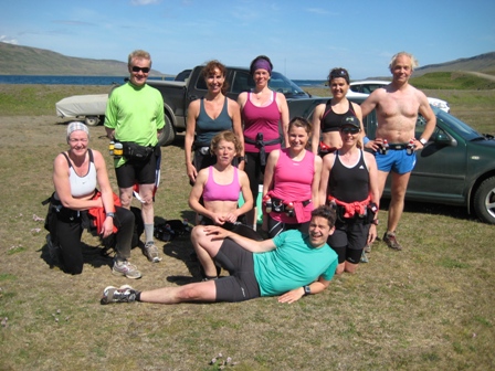 Léttklæddir Þrístrendingshlauparar við Stóra-Fjarðarhorn.