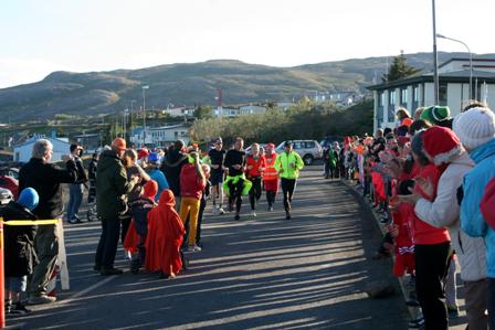Hlaupurum fagnað við komuna til Hólmavíkur. (Ljósm.: Strandabyggð - Ingibjörg Valgeirsdóttir / Jónas Gylfason)