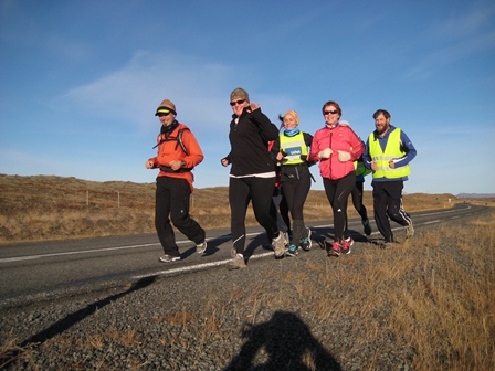 Sprækir Flandrahlauparar á sprettinum með René Kujan ofan við Borgarnes 20. október. Sjálfur er René lengst til vinstri á myndinni. Sól skín í heiði.