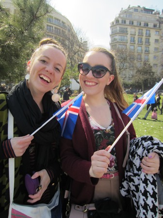 Hjálparhellurnar mínar, Birgitta og Jóhanna, við Foch Avenue að hlaupi loknu.