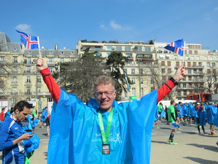 Glaður hlaupari á Foch Avenue einn kaldan dag í París.
