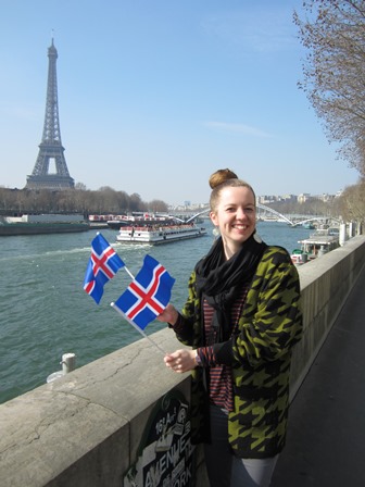 Beðið eftir pabba á Signubökkum.