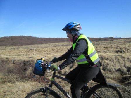 Þurý með vistir á hjólinu. Auður tók myndina við 9 km markið vestan við Skilklett.