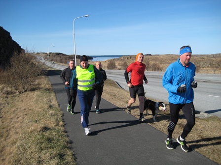Fyrsti kílómetrinn að baki, allt í lukkunnar velstandi, himinninn blár og Haukur fremstur.