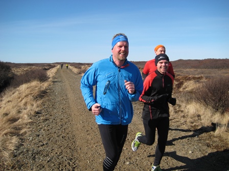 8 km að baki og gleðin tekin að ágerast. Hér er hlaupið norðureftir austurbakka Háfslækjar, sem er aðallækurinn í þessari sögu.