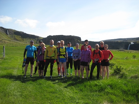 Glaðir hlauparar á hlaðinu á Kleifum á sólbjörtum laugardagsmorgni. Hafursklettur og Gullfoss í baksýn.