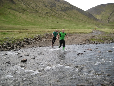 Heitir þetta ekki „að ráðast á vaðið þar sem það er blautast“? Hér eru Helgi og Birkir á fullri ferð.