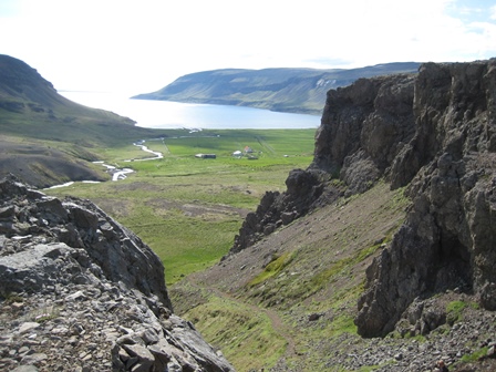 Horft niður Hafursgötuna, heim að Kleifum og út á Gilsfjörð. Hafursklettur til hægri.