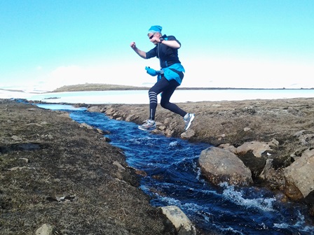 Haukur í lausu lofti yfir Sunndalsá. Svona lagað er aðeins á færi hamingjusamra. Aðrir geta yfirleitt ekki flogið.