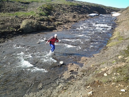 Jónína í Bólstaðargilinu. Þarna falla öll vötn til Steingrímsfjarðar.