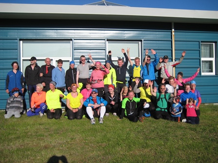 Hamingjusamir hlauparar í kvöldsólinni við lögreglustöðina á Kálfanesskeiði. Ef vel er talið má sjá þarna 29 andlit. (Ljósm. Björk Jóhannsdóttir).