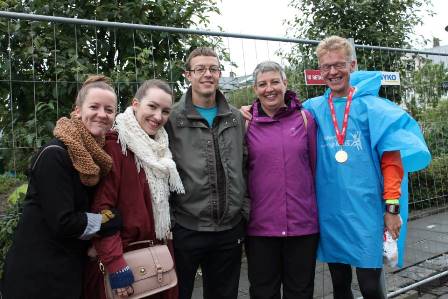 Í faðmi fjölskyldunnar eftir besta maraþon ævinnar í Rvík 2013. (Ljósm. Valgerður Gísladóttir).