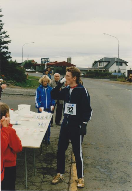 Sallarólegur í HSS-galla og slitnum skóm á drykkjarstöð í Reykjavíkurmaraþoninu 1985. Stutt síðan. Fátt hefur breyst. (Björk hlýtur að hafa tekið myndina).
