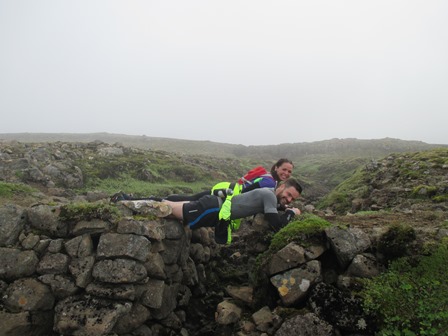 Atli og Sonja byggðu brú yfir ræsið svo að allir kæmust yfir.