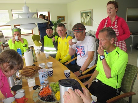 Við veisluborðið í Gröf. Hér fylgist Arnheiður húsfreyja með því að Fjölnismenn (og Gunnar) vanhagi ekki um neitt.