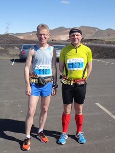 Við Gunnar Viðar tilbúnir að hlaupa í kringum Mývatn. Nóg af geli í beltunum og flugnanetin með í för. (Ljósm. Kristín Ól.).