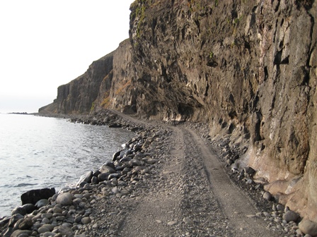 Einn af uppáhaldsstöðunum mínum á leið út með ströndinni skammt fyrir utan Stapadal. Myndina tók ég sumarið 2009.