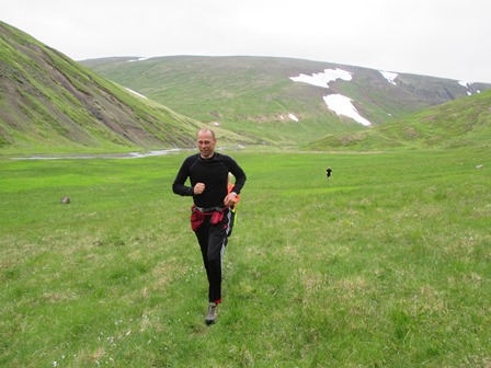 Arnar Barði á leiðinni frá Hraundal niður að Tind. Vatnadalur í baksýn til vinstri og Hraundalur til hægri.