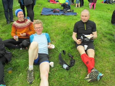 Hamingja, þakklæti og tertur að hlaupi loknu. (Ljósm. Björk).