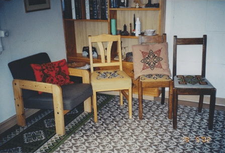 Sýnishorn af handavinnu mömmu. Gráa gólfteppið saumaði hún í strigapoka á árunum í kringum 1965. (Ljósm. Hallgrímur Gíslason 2002).