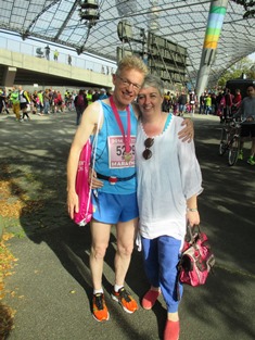 Góðar móttökur eftir maraþonið í München. (Ljósm. Kristín Ólafsd.).