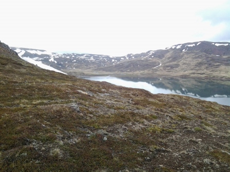Horft úr Kerlingarskarði inn Þiðriksvalladal. Bæjarhóllinn í Vatnshorni er lengst til hægri á myndinni en leiðinni er heitið lengst inn í dalbotninn. Myndin er tekin að morgni þjóðhátíðardagsins 2015.