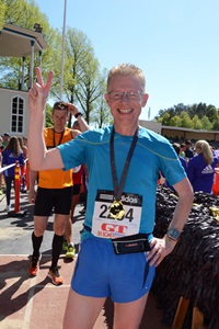 Að hlaupi loknu. Búinn að stilla upp brosinu. (Ljósm. MarathonPhotos.com).