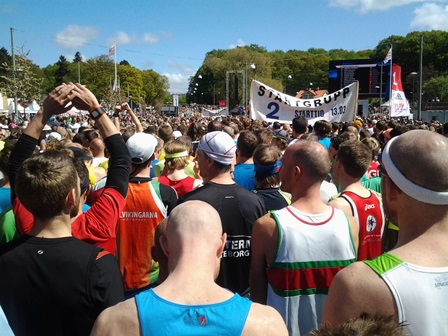 Allt tilbúið. Bara örfáir hlauparar á undan okkur við rásmarkið.