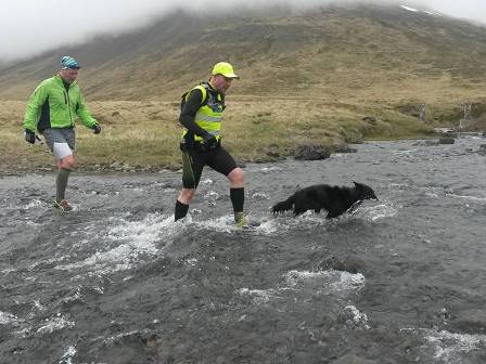 Í lúxushlaupinu Þrístrendingi er nokkuð víða hægt að verða sér úti um fótabað og kalda bakstra. Snjóflóðaleitartíkin Hneta ryður brautina og Gunnar Viðar og Tómas Orri fylgja á eftir. Dofri tók myndina og á líka heiðurinn að fyrri hluta myndatextans. Myndin var tekin í leyfisleysi af FB-síðunni hans.