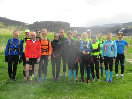 Búin til brottfarar á hlaðinu á Kleifum. F.v.: Kristinn, Gunnar Viðar, Birkir, Þórir, Stefán, Nanna, Stefán Haukur, Guðrún Nýbjörg, Tómas, Ásdís, Sigrún María, Einar, Auður, Ágúst Karl, Bryndís María, Dofri. Hafursklettur á bak við alla og Gullfoss á bak við Dofra.