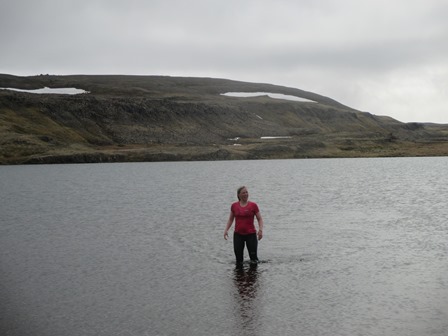 Sigrún María á leið í land eftir sundsprett í Krossárvatni.