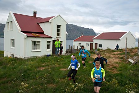 Lagt af stað frá Barðsnesi. Tuttuguogátta km ævintýri framundan. (Ljósm. Haukur Snorrason).