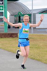 Gleðin allsráðandi enda bara 1-2 km í mark. (Ljósm. Stefán Helgi Valsson).