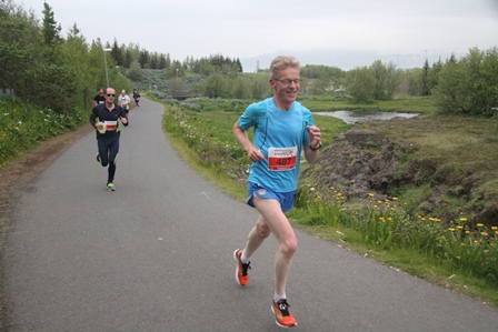 Frekar glaður inn við Elliðaár á síðustu kílómetrum Miðnæturhlaupsins. (Ljósm. Hlaup.is).