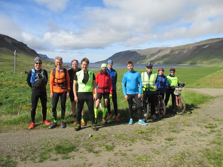 Allt tilbúið á hlaðinu á Kleifum. F.v.: Arnór, Stefán, Hlynur, Dofri, Birkir, Magnús, Ási, Erlendur, Sigríður, Marta.