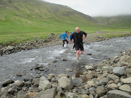 Heiðin að baki. Hlaupið yfir Steinadalsá.