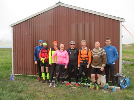 Allir hlauparar dagsins samankomnir við Stóra-Fjarðarhorn. Hjólreiðafólkið farið.