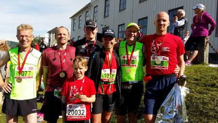 Sjö hlauparar úr Hlaupahópnum Flandra úr Borgarnesi að loknu Reykjavíkurmaraþoni, þar af 5 búnir með heilt maraþon, þar af 3 íbúar í Þórðargötu.