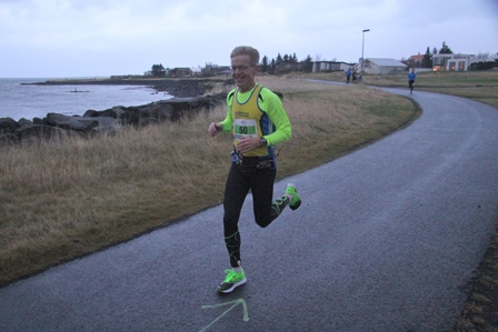 Ágætlega sáttur, 12 km að baki og vindurinn í fangið. (Ljósm. Torfi Leifsson, hlaup.is).