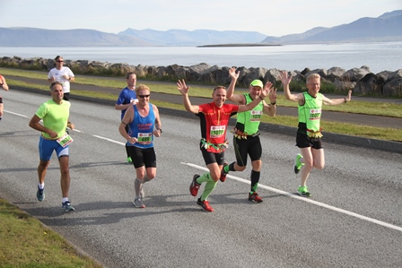 Gott augnablik eftir 6,5 km í Reykjavíkurmaraþoni. Ég er lengst til hægri á myndinni, þá Gunnar, Kiddó og Kjartan Sævarsson. (Ljósm. Hlaup.is).