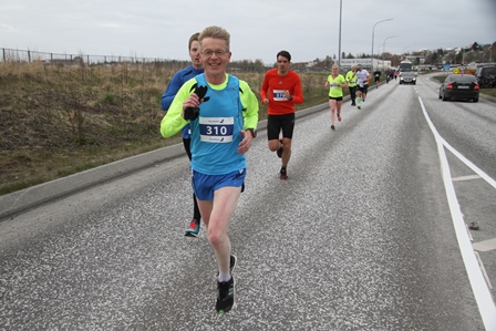 Farinn að nálgast markið í Icelandairhlaupinu - á undan öllum þeim sem voru á eftir mér. (Ljósm. Hlaup.is).